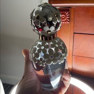 Marc Jacobs Daisy Dream Perfume - White and Gold Floral Accents
